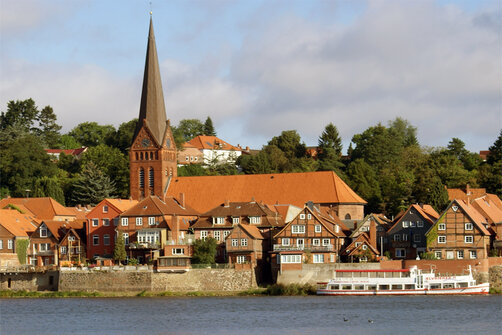 Maria-Magdalenen-Kirche in der historischen Altstadt am Elbufer
