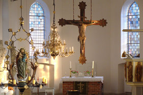 Altar und Kreuz der Maria-Magdalenen-Kirche Lauenburg