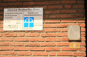 Schrifttafel am Dietrich-Bonhoeffer-Haus in Lauenburg