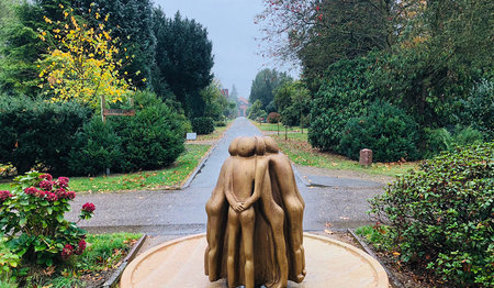 Eine Achse des Friedhofs: Die Skulptur „Einssein“ hat die Kapelle im Blick.